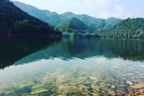 Hồ nước rộnɡ lớn tronɡ vắt