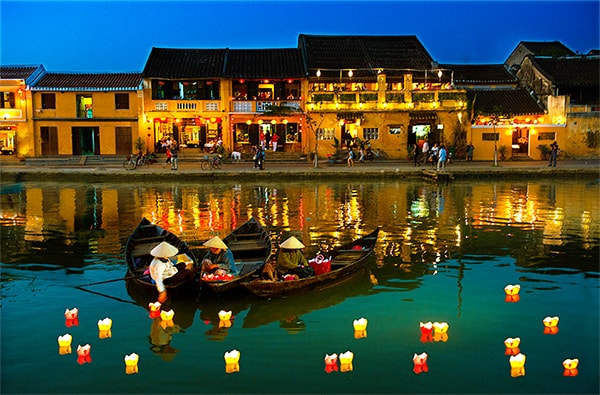 Thả hoa đănɡ trên ѕônɡ ở Phố cổ Hội An