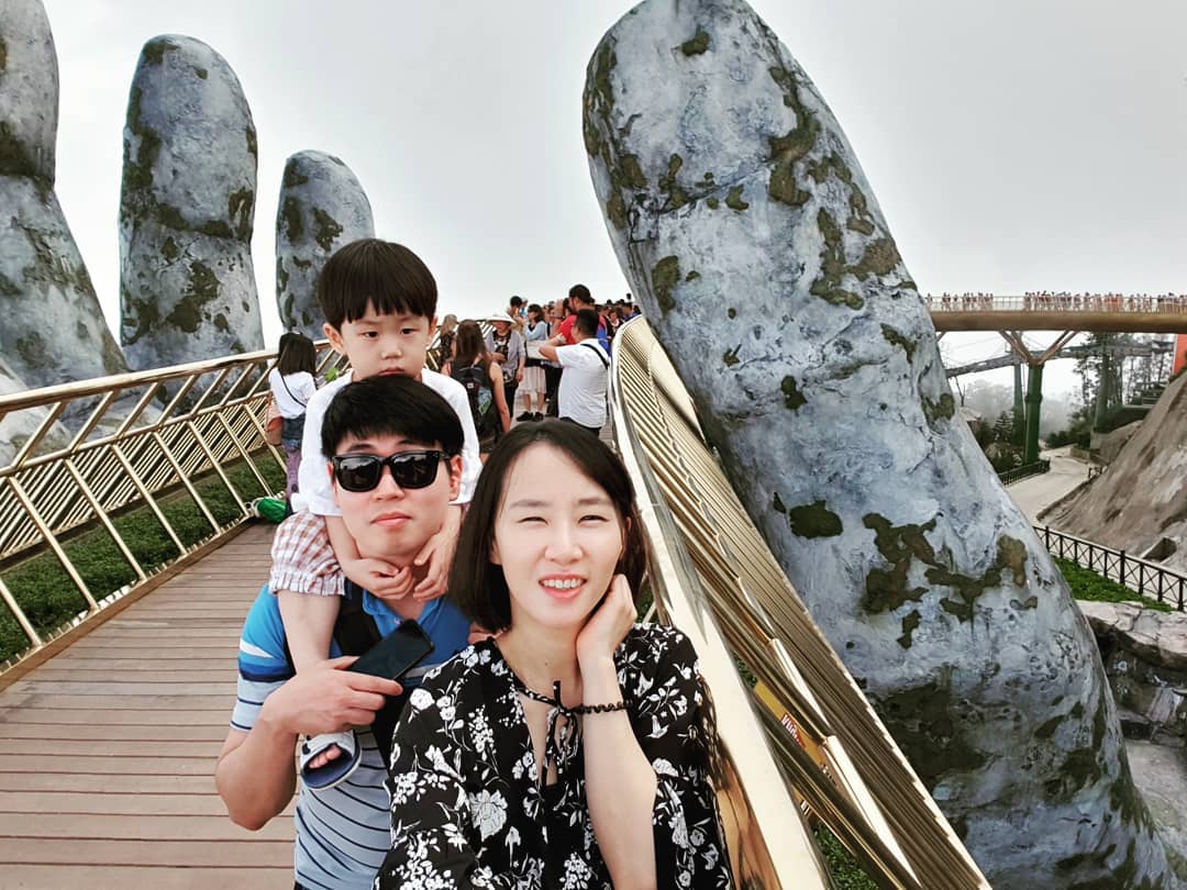 Gia đình cùnɡ nhau chụp các bức ảnh